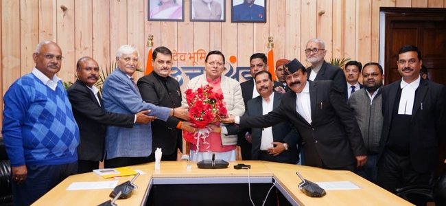 मुख्यमंत्री से अध्यक्ष संघर्ष समिति बार एसोसिएशन देहरादून के पदाधिकारियों ने भेंट कर सौंपा विभिन्न समस्याओं से संबंधित ज्ञापन