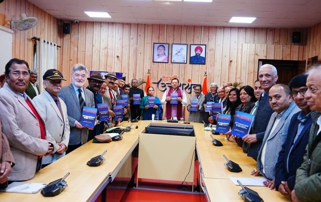 ‘उत्तराखण्ड @25: लुकिंग बैक-लुकिंग फॉरवर्ड’ पुस्तक का मुख्यमंत्री ने किया विमोचन, दून पुस्तकालय एवं शोध केंद्र तथा भारतीय लोक प्रशासन संस्थान द्वारा प्रकाशित