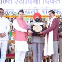 Uttarakhand राज्य स्थापना के रजत जयंती समारोह में राज्यपाल ने रैतिक परेड की सलामी ली, सीएम धामी ने की बड़ी घोषणाएं, 8 लोगों को राज्य गौरव सम्मान से किया गया सम्मानित