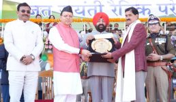 Uttarakhand राज्य स्थापना के रजत जयंती समारोह में राज्यपाल ने रैतिक परेड की सलामी ली, सीएम धामी ने की बड़ी घोषणाएं, 8 लोगों को राज्य गौरव सम्मान से किया गया सम्मानित
