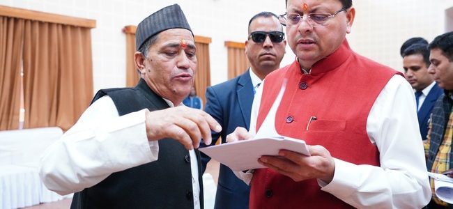 मुख्यमंत्री धामी ने जनता मिलन कार्यक्रम में सुनी जन समस्याएं, अधिकारियों को फीडबैक व्यवस्था सुदृढ़ करने के दिए निर्देश