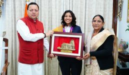 महिला विश्व कप विजेता क्रिकेटर स्नेह राणा ने की मुख्यमंत्री पुष्कर सिंह धामी से शिष्टाचार भेंट, मुख्यमंत्री ने स्नेह राणा को दी बधाई और उज्ज्वल भविष्य के लिए शुभकामनाएं