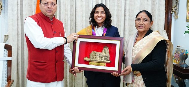 महिला विश्व कप विजेता क्रिकेटर स्नेह राणा ने की मुख्यमंत्री पुष्कर सिंह धामी से शिष्टाचार भेंट, मुख्यमंत्री ने स्नेह राणा को दी बधाई और उज्ज्वल भविष्य के लिए शुभकामनाएं