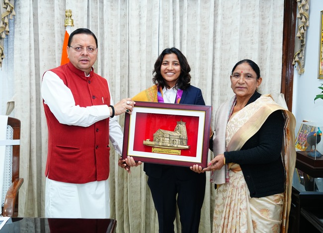 महिला विश्व कप विजेता क्रिकेटर स्नेह राणा ने की मुख्यमंत्री पुष्कर सिंह धामी से शिष्टाचार भेंट, मुख्यमंत्री ने स्नेह राणा को दी बधाई और उज्ज्वल भविष्य के लिए शुभकामनाएं