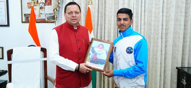 मुख्यमंत्री पुष्कर सिंह धामी से माउंट एवरेस्ट फतह करने वाले 16 वर्षीय बालक सचिन कुमार ने की शिष्टाचार भेंट,मुख्यमंत्री ने दी बधाई, कहा सचिन उत्तराखंड की नई पीढ़ी के लिए प्रेरणा स्रोत