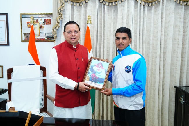 मुख्यमंत्री पुष्कर सिंह धामी से माउंट एवरेस्ट फतह करने वाले 16 वर्षीय बालक सचिन कुमार ने की शिष्टाचार भेंट,मुख्यमंत्री ने दी बधाई, कहा सचिन उत्तराखंड की नई पीढ़ी के लिए प्रेरणा स्रोत