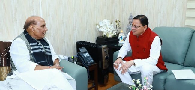 सीएम धामी ने रक्षा मंत्री राजनाथ सिंह से शिष्टाचार भेंट की, ग्वालदम-नंदकेसरी-थराली-देवाल-मुन्दोली-वाण मोटर मार्ग के रख-रखाव का कार्य लोक निर्माण विभाग से ही कराए जाने का अनुरोध किया