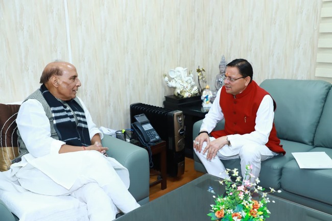 सीएम धामी ने रक्षा मंत्री राजनाथ सिंह से शिष्टाचार भेंट की, ग्वालदम-नंदकेसरी-थराली-देवाल-मुन्दोली-वाण मोटर मार्ग के रख-रखाव का कार्य लोक निर्माण विभाग से ही कराए जाने का अनुरोध किया