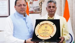 स्व. साहित्यकार शैलेश मटियानी को ‘उत्तराखण्ड गौरव सम्मान–2025’, मुख्यमंत्री ने उनके पुत्र राकेश मटियानी को सौंपा सम्मान