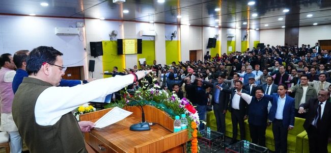 संविधान दिवस: मुख्यमंत्री धामी ने पुलिस लाइन देहरादून में भारत के संविधान की उद्देशिका की शपथ दिलाई, नए आपराधिक कानूनों के व्यापक प्रचार-प्रसार के लिए अभियोजन विभाग को सहायता राशि उपलब्ध कराने की घोषणा