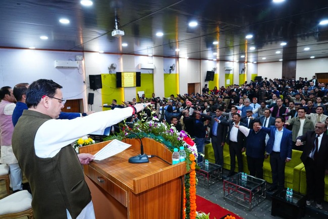 संविधान दिवस: मुख्यमंत्री धामी ने पुलिस लाइन देहरादून में भारत के संविधान की उद्देशिका की शपथ दिलाई, नए आपराधिक कानूनों के व्यापक प्रचार-प्रसार के लिए अभियोजन विभाग को सहायता राशि उपलब्ध कराने की घोषणा