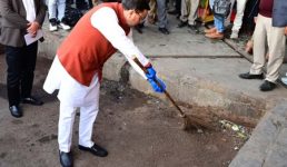 मुख्यमंत्री धामी ने आईएसबीटी देहरादून में मारा छापा, गंदगी देखकर खुद उठाई झाड़ू, बोले अगली बार आऊँगा तो व्यवस्थाएँ पूरी तरह दुरुस्त दिखनी चाहिए