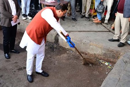 मुख्यमंत्री धामी ने आईएसबीटी देहरादून में मारा छापा, गंदगी देखकर खुद उठाई झाड़ू, बोले अगली बार आऊँगा तो व्यवस्थाएँ पूरी तरह दुरुस्त दिखनी चाहिए