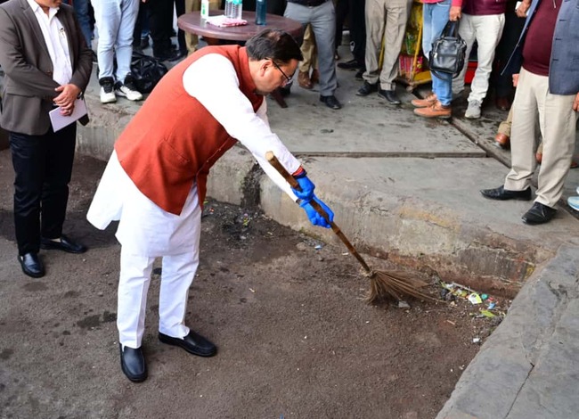 मुख्यमंत्री धामी ने आईएसबीटी देहरादून में मारा छापा, गंदगी देखकर खुद उठाई झाड़ू, बोले अगली बार आऊँगा तो व्यवस्थाएँ पूरी तरह दुरुस्त दिखनी चाहिए