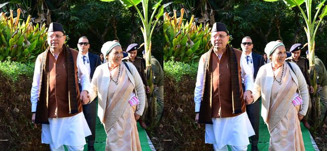 मां के साथ पैतृक गांव पहुंच भावुक हुए सीएम धामी, पिथौरागढ़ जनपद स्थित पैतृक गांव टुंडी–बारमौं में स्थानीय लोगों से भेंट की