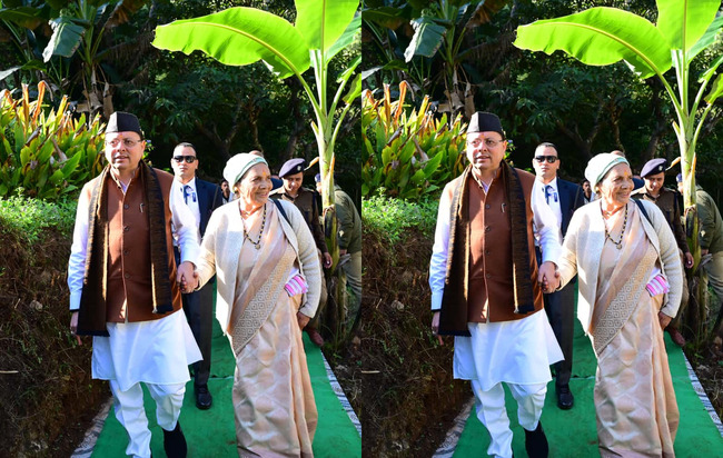 मां के साथ पैतृक गांव पहुंच भावुक हुए सीएम धामी, पिथौरागढ़ जनपद स्थित पैतृक गांव टुंडी–बारमौं में स्थानीय लोगों से भेंट की