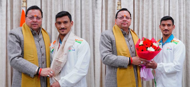 मुख्यमंत्री धामी से अंतरराष्ट्रीय स्तर पर उत्कृष्ट प्रदर्शन करने वाले बॉक्सर पवन बर्त्वाल ने भेंट की, पवन भारतीय सेना की गढ़वाल राइफल्स में कार्यरत हैं