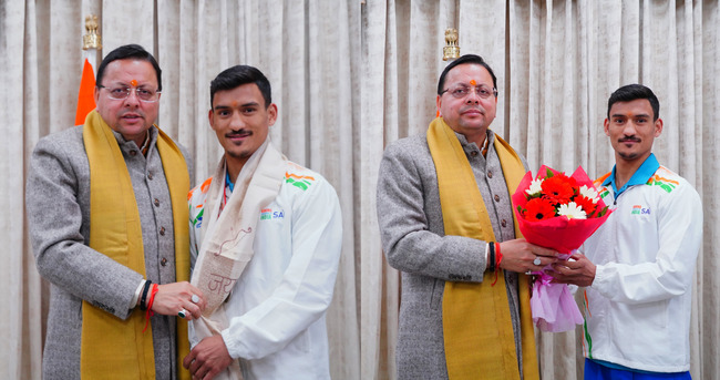 मुख्यमंत्री धामी से अंतरराष्ट्रीय स्तर पर उत्कृष्ट प्रदर्शन करने वाले बॉक्सर पवन बर्त्वाल ने भेंट की, पवन भारतीय सेना की गढ़वाल राइफल्स में कार्यरत हैं