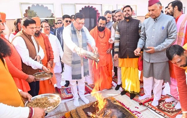 मुख्यमंत्री पुष्कर सिंह धामी ने दक्षेश्वर महादेव मंदिर में की पूजा-अर्चना, सिद्धपीठ हनुमानगढ़ी मंदिर के भी किए दर्शन, आगामी कुंभ मेले के सफल आयोजन की कामना की