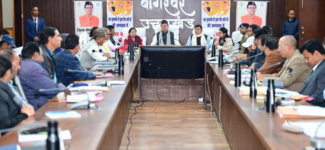 बागेश्वर में सीएम धामी ने पर्यटन व स्थानीय अर्थव्यवस्था को गति देने हेतु हेली सेवाओं और सड़क चौड़ीकरण पर तेजी से काम करने के निर्देश दिए, जिले के विकास कार्यों की विस्तृत समीक्षा की