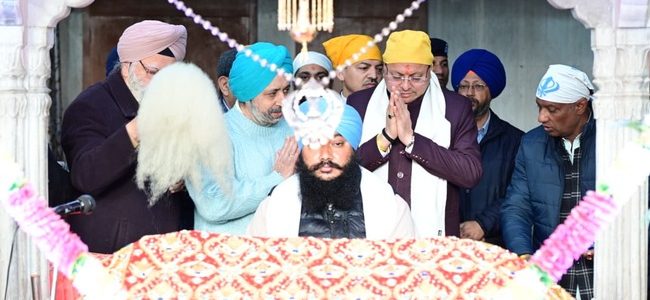 मुख्यमंत्री धामी ने गुरूद्वारा, श्री गुरू सिंह सभा, आढ़त बाजार, देहरादून में वीर बाल दिवस के अवसर पर आयोजित कार्यक्रम में प्रतिभाग किया