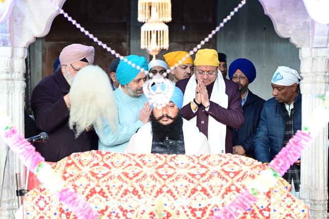 मुख्यमंत्री धामी ने गुरूद्वारा, श्री गुरू सिंह सभा, आढ़त बाजार, देहरादून में वीर बाल दिवस के अवसर पर आयोजित कार्यक्रम में प्रतिभाग किया