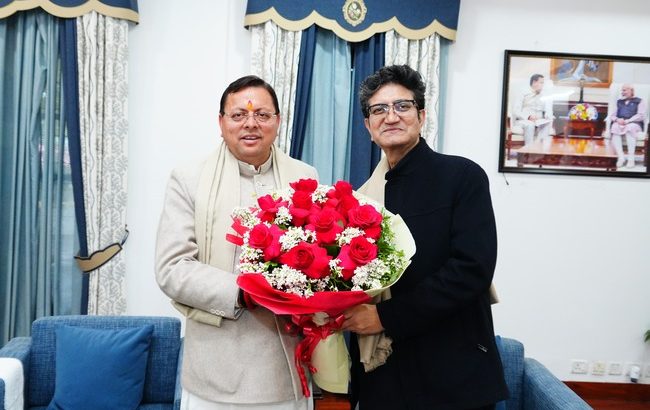 मुख्यमंत्री पुष्कर सिंह धामी से केंद्रीय फिल्म प्रमाणन बोर्ड (सीबीएफसी) के अध्यक्ष, प्रख्यात लेखक, कवि एवं गीतकार प्रसून जोशी ने शिष्टाचार भेंट की