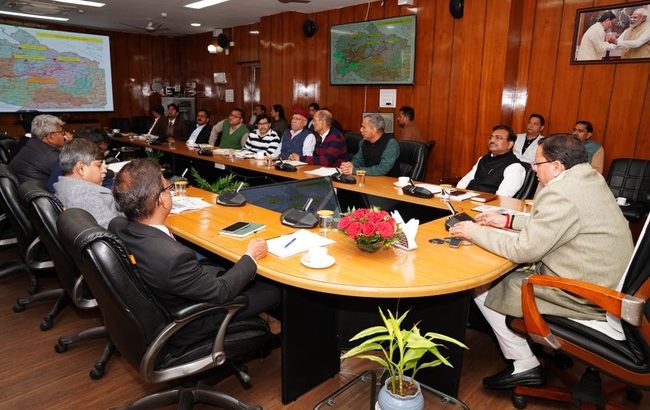 Uttarakhand मुख्यमंत्री ने की राज्य में प्रस्तावित एवं निर्माणाधीन रेल परियोजनाओं की समीक्षा, कहा एस्केप टनल को समानांतर सड़कों (पैरेलल रोड्स) के रूप में किया जाए विकसित
