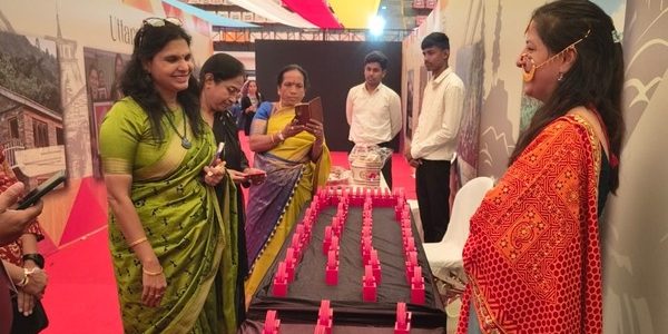 बेंगलुरु के कोरमंगला इंडोर स्टेडियम में उत्तराखंड की लोक कला ऐपण प्रस्तुत, ज्योति जोशी ने ऐपण की महत्ता एवं इसकी परंपरागत विशेषताओं की विस्तृत जानकारी दी