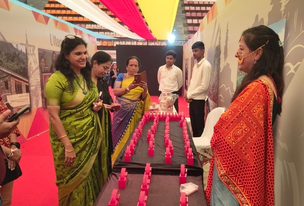 बेंगलुरु के कोरमंगला इंडोर स्टेडियम में उत्तराखंड की लोक कला ऐपण प्रस्तुत, ज्योति जोशी ने ऐपण की महत्ता एवं इसकी परंपरागत विशेषताओं की विस्तृत जानकारी दी