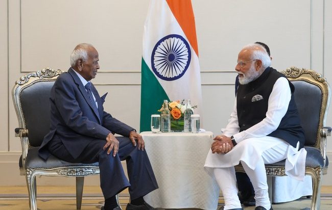 प्रधानमंत्री मोदी ने मलेशिया में भारतीय मूल के मंत्री, सीनेटर, सांसद और आजाद हिंद फौज (इंडियन नेशनल आर्मी-आईएनए) के वेटरन  से मुलाकात की, मलेशिया के उद्योगपतियों से भी बातचीत की