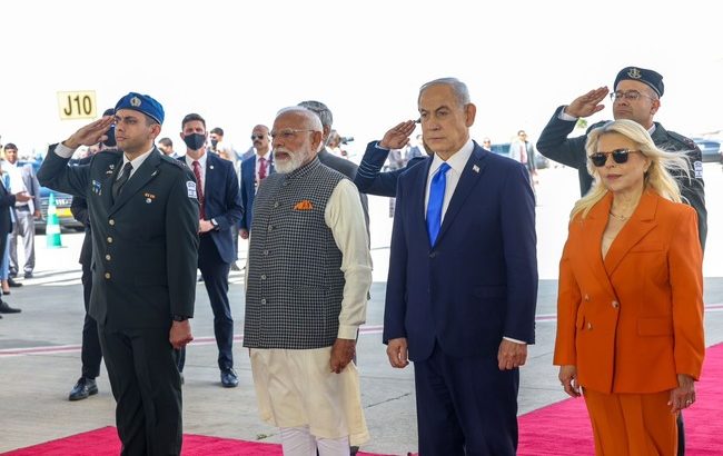 पीएम मोदी पहुंचे इज़रायल, हवाई अड्डे पर नेतन्याहू और उनकी पत्नी ने किया स्वागत