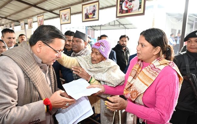 मुख्यमंत्री पुष्कर सिंह धामी ने अपने खटीमा भ्रमण के दूसरे दिन रविवार को कैंप कार्यालय  लोहियाहेड व हेलीपेड में जनप्रतिनिधियों व जनता  से मुलाकात कर जनसमस्याएं सुनी