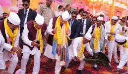 लोहाघाट में काली कुमाऊँ की होली में शामिल हुए सीएम धामी, ITBP जवानों की छावनी में जाकर भी दी होली की शुभकामनाएं