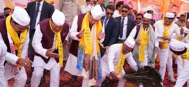 लोहाघाट में काली कुमाऊँ की होली में शामिल हुए सीएम धामी, ITBP जवानों की छावनी में जाकर भी दी होली की शुभकामनाएं