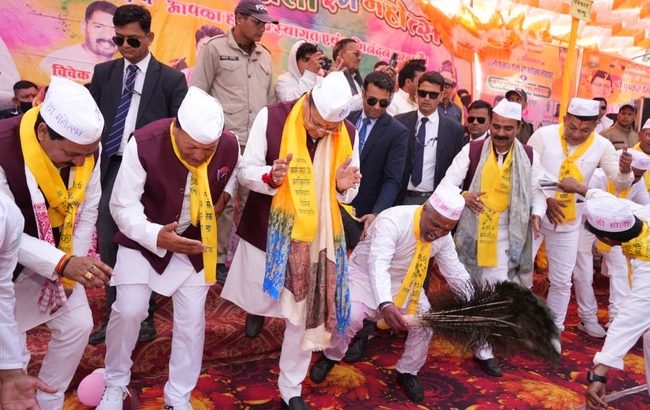 लोहाघाट में काली कुमाऊँ की होली में शामिल हुए सीएम धामी, ITBP जवानों की छावनी में जाकर भी दी होली की शुभकामनाएं