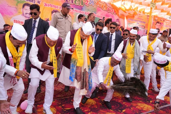 लोहाघाट में काली कुमाऊँ की होली में शामिल हुए सीएम धामी, ITBP जवानों की छावनी में जाकर भी दी होली की शुभकामनाएं