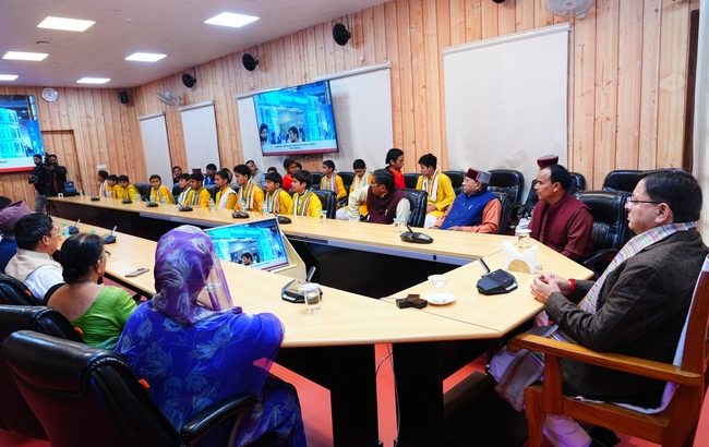 CM धामी ने जनप्रतिनिधियों और संस्कृति स्कूल के बच्चों के साथ PM मोदी का ‘मन की बात’ कार्यक्रम देखा, प्रदेशवासियों से AI, स्वास्थ्य जागरूकता एवं डिजिटल सुरक्षा जैसे क्षेत्रों में सक्रिय भूमिका निभाने का आह्वान किया