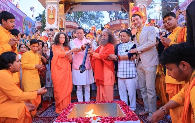 मुख्यमंत्री धामी ने परमार्थ निकेतन में 38वें अंतर्राष्ट्रीय योग महोत्सव में किया प्रतिभाग, योग को बताया विश्व शांति और आत्मिक संतुलन का सार्वभौमिक विज्ञान