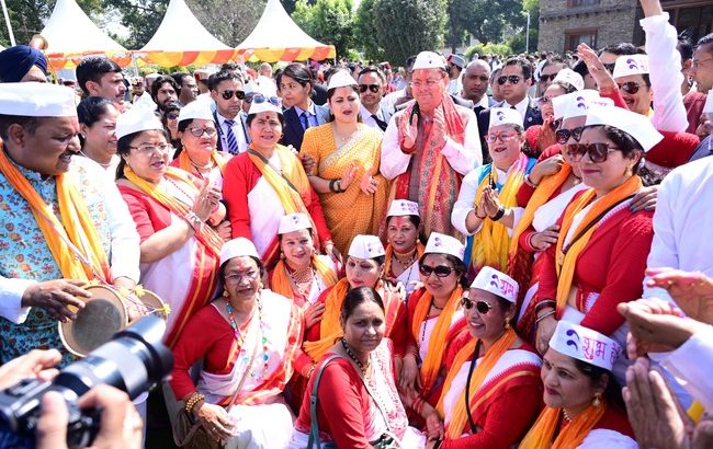 Uttarakhand लोक गीतों की धुनों के बीच सीएम आवास में निखरे होली के रंग, होली मिलन कार्यक्रम में जुटे गढ़वाल-कुमाऊं से लेकर जौनसार तक के कलाकार