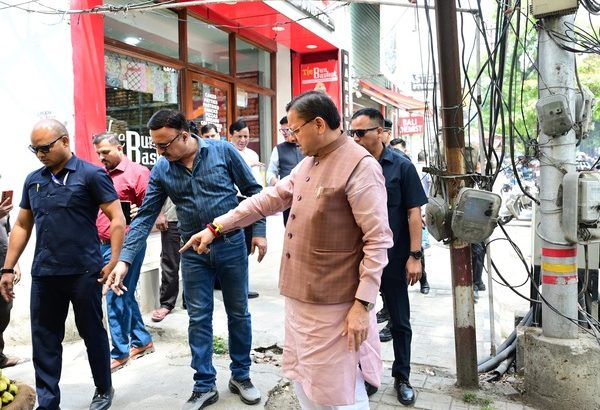 जन शिकायत की पड़ताल करने मौके पर पहुंचे सीएम, वीडियो कॉल के जरिए अधिकारियों को दिखाई स्थिति