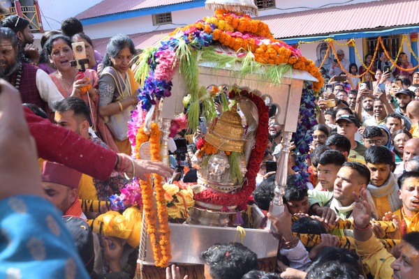 श्री ओंकारेश्वर मंदिर से धाम के लिए रवाना हुई बाबा केदार की पंचमुखी उत्सव डोली, 22 अप्रैल को प्रातः 8 बजे शुभ मुहूर्त में खुलेंगे केदारनाथ धाम के कपाट