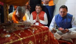 Champawat News देवीधूरा में वाराही धाम पुनर्निर्माण कार्य देखने पहुंचे मुख्यमंत्री धामी, छात्रों से भी की बातचीत