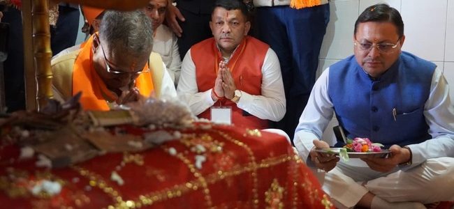 Champawat News देवीधूरा में वाराही धाम पुनर्निर्माण कार्य देखने पहुंचे मुख्यमंत्री धामी, छात्रों से भी की बातचीत