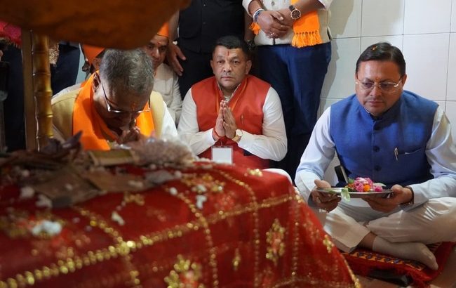 Champawat News देवीधूरा में वाराही धाम पुनर्निर्माण कार्य देखने पहुंचे मुख्यमंत्री धामी, छात्रों से भी की बातचीत