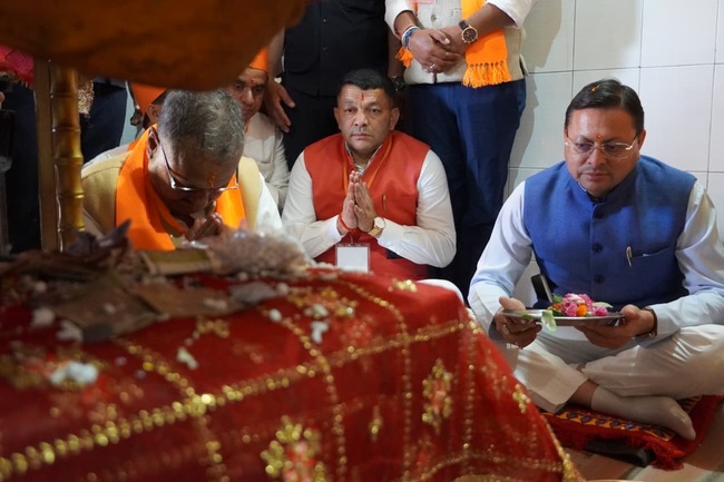Champawat News देवीधूरा में वाराही धाम पुनर्निर्माण कार्य देखने पहुंचे मुख्यमंत्री धामी, छात्रों से भी की बातचीत