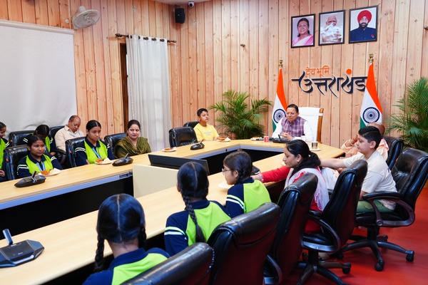 मुख्यमंत्री ने बालिकाओं के साथ प्रधानमंत्री के ‘मन की बात’ के 134 वें संस्करण को सुना, किया छात्राओं से संवाद