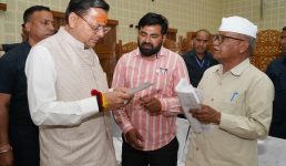 सीएम धामी ने प्रदेश के विभिन्न जनपदों से आए लोगों की समस्याओं को सुना, अधिकारियों को दिए जरूरी निर्देश