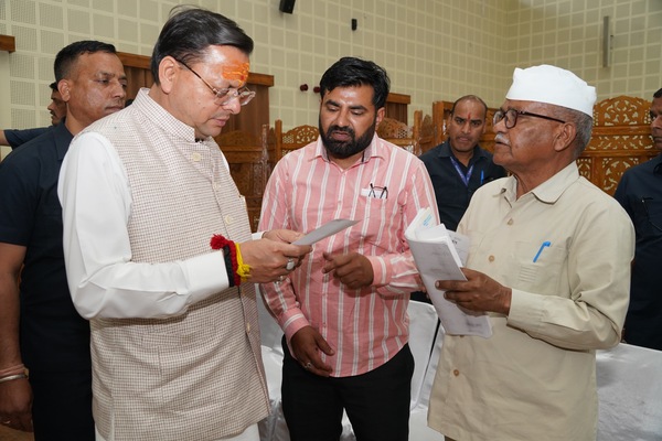 सीएम धामी ने प्रदेश के विभिन्न जनपदों से आए लोगों की समस्याओं को सुना, अधिकारियों को दिए जरूरी निर्देश