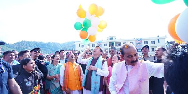 Pithoragarh मुख्यमंत्री धामी ने स्टेडियम में उच्चीकृत क्रिकेट मैदान जनपदवासियों को किया समर्पित, खिलाड़ियों के साथ खेल मैदान में उतरे